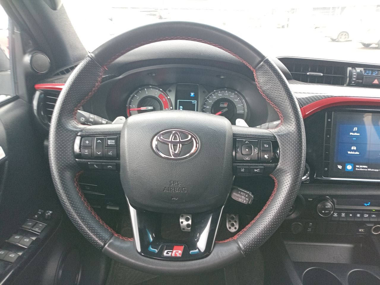 Toyota Hilux — foto 24 de 34