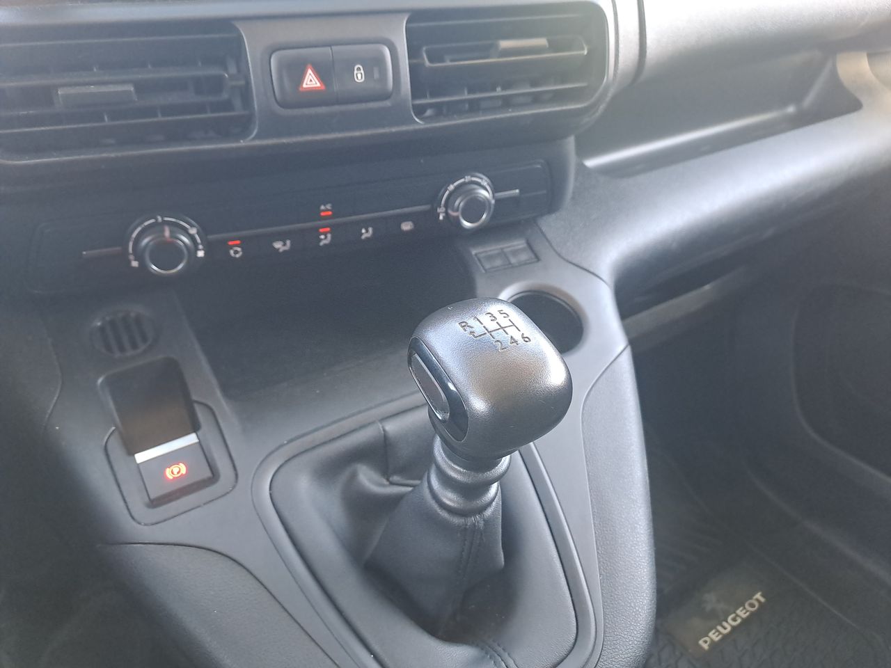 Peugeot Partner — foto 24 de 26