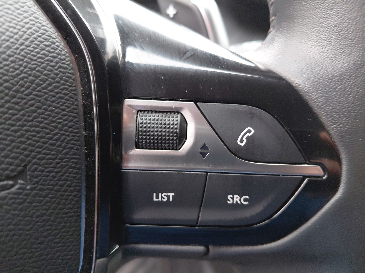 Peugeot 208 — foto 25 de 34