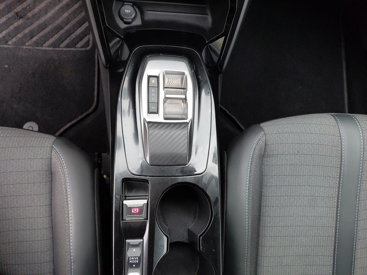 Peugeot 208 — foto 30 de 34