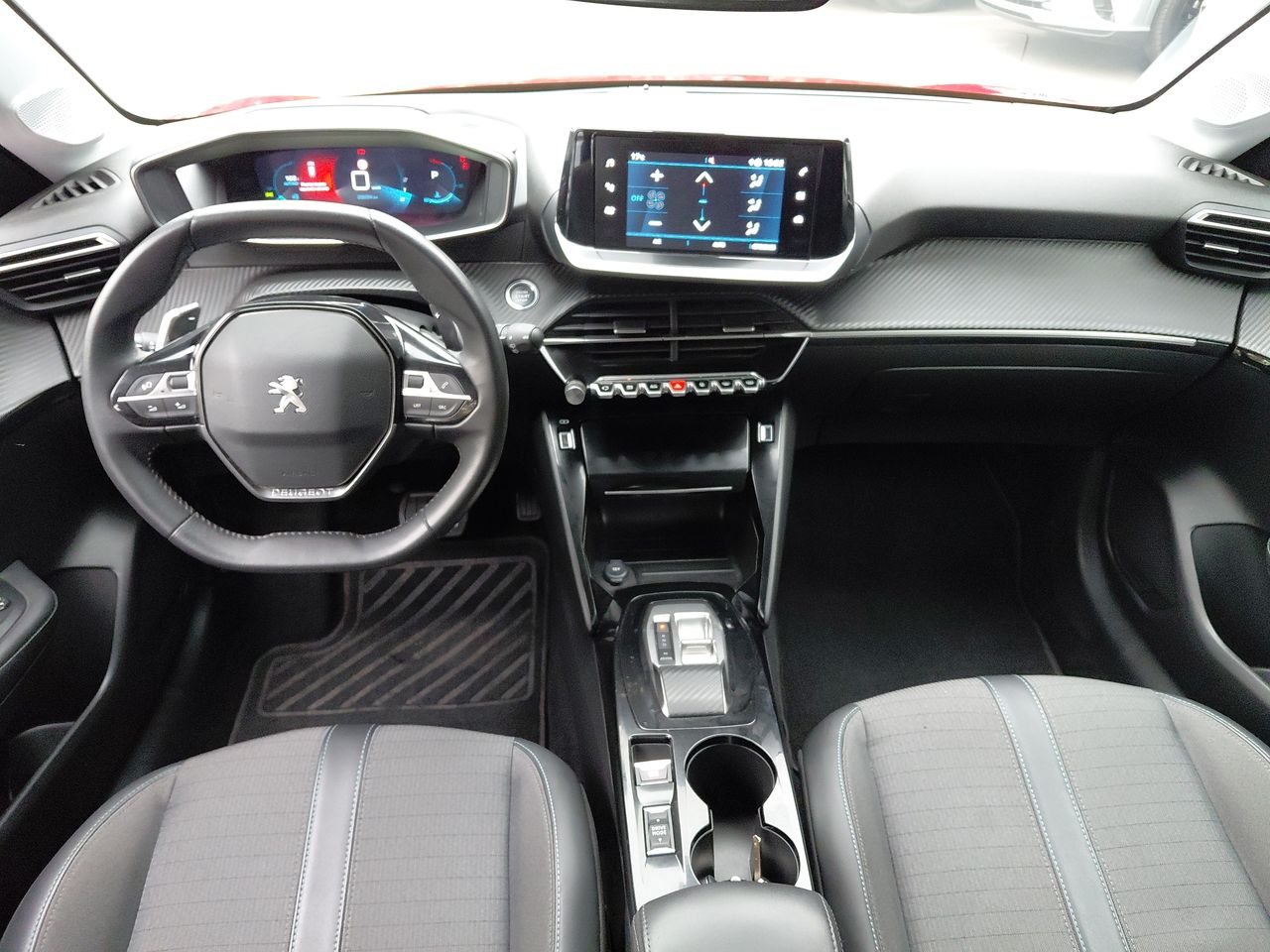 Peugeot 208 — foto 31 de 34