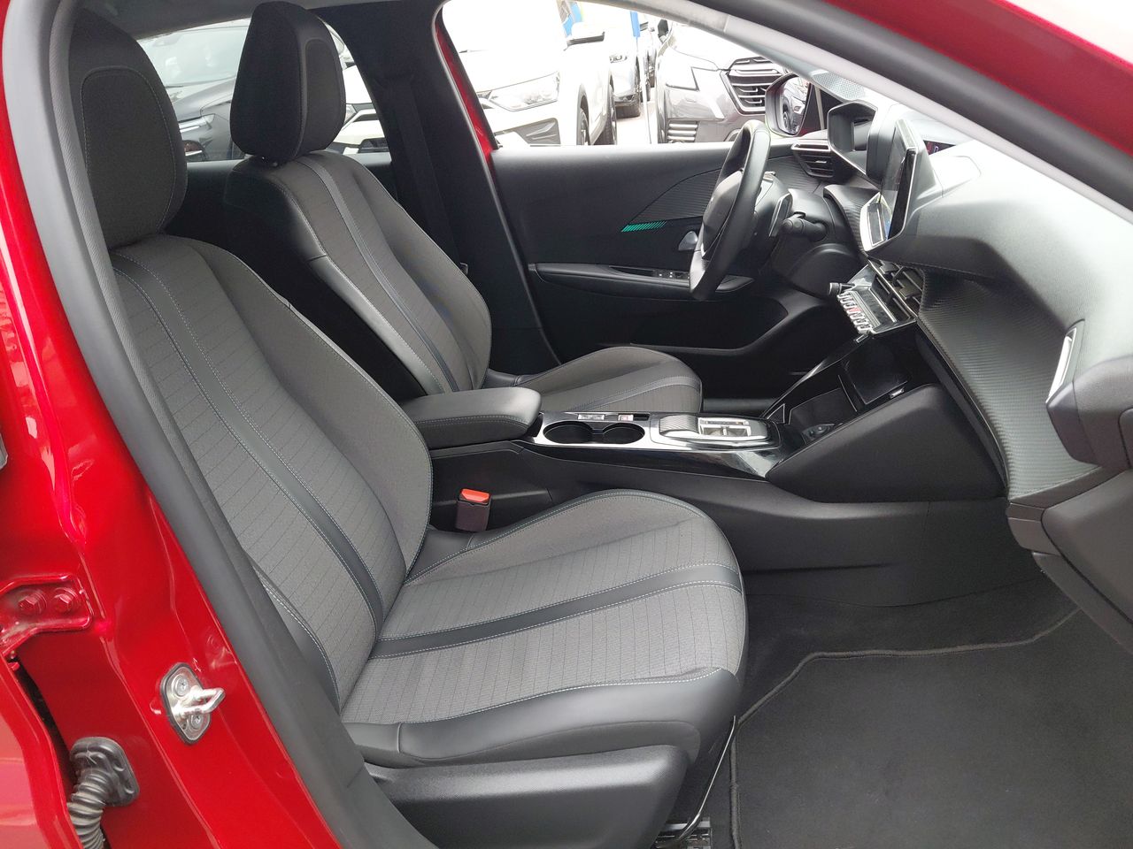 Peugeot 208 — foto 32 de 34