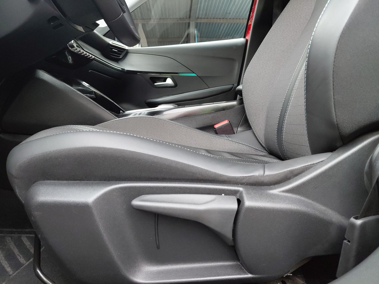Peugeot 208 — foto 22 de 34