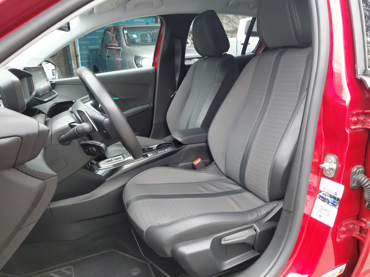 Peugeot 208 — foto 23 de 34