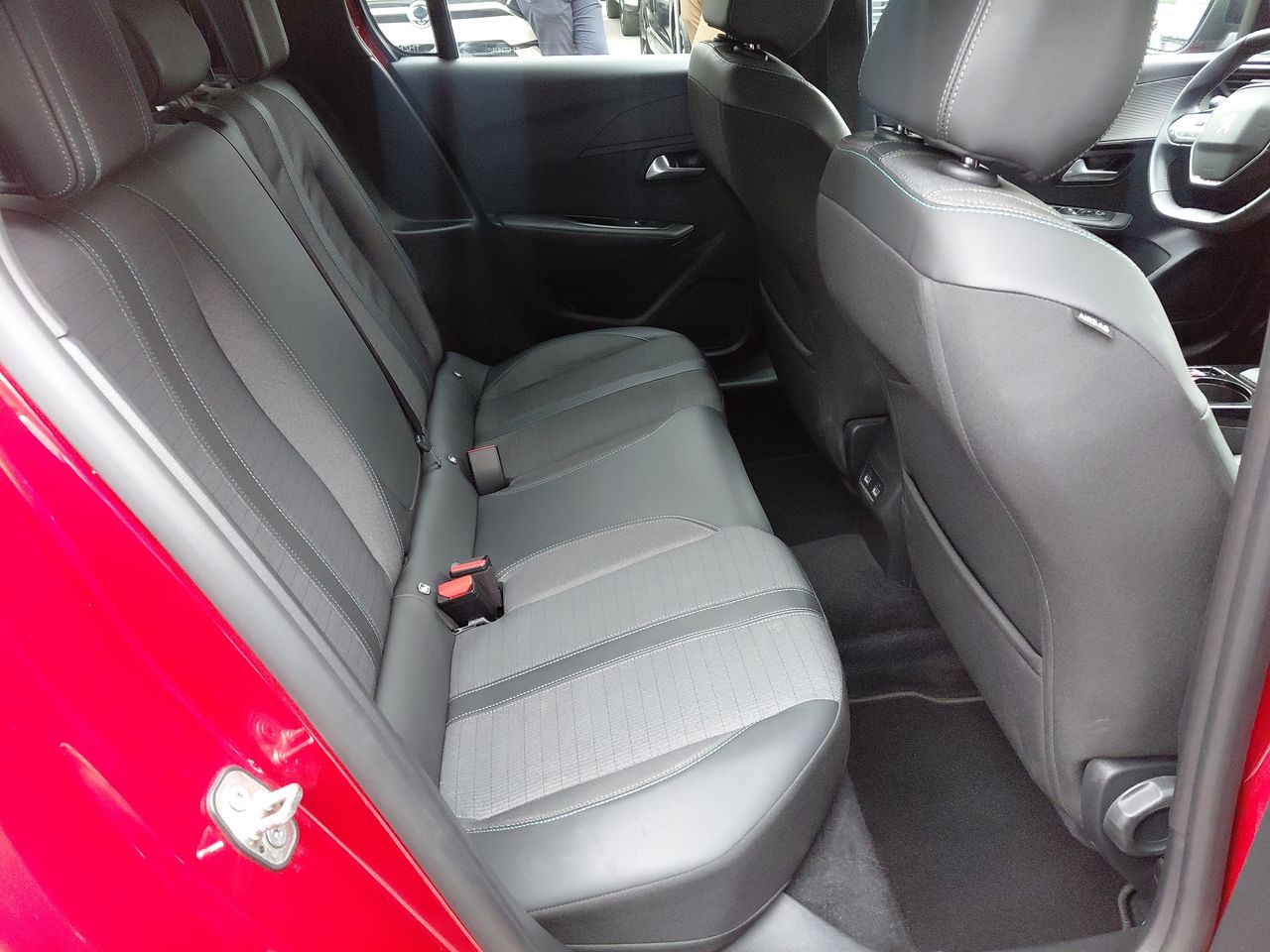 Peugeot 208 — foto 12 de 34