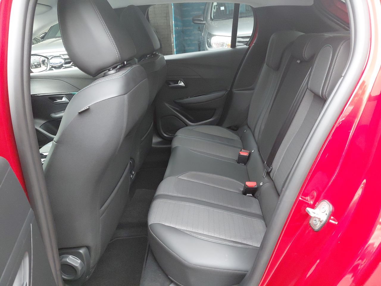 Peugeot 208 — foto 14 de 34