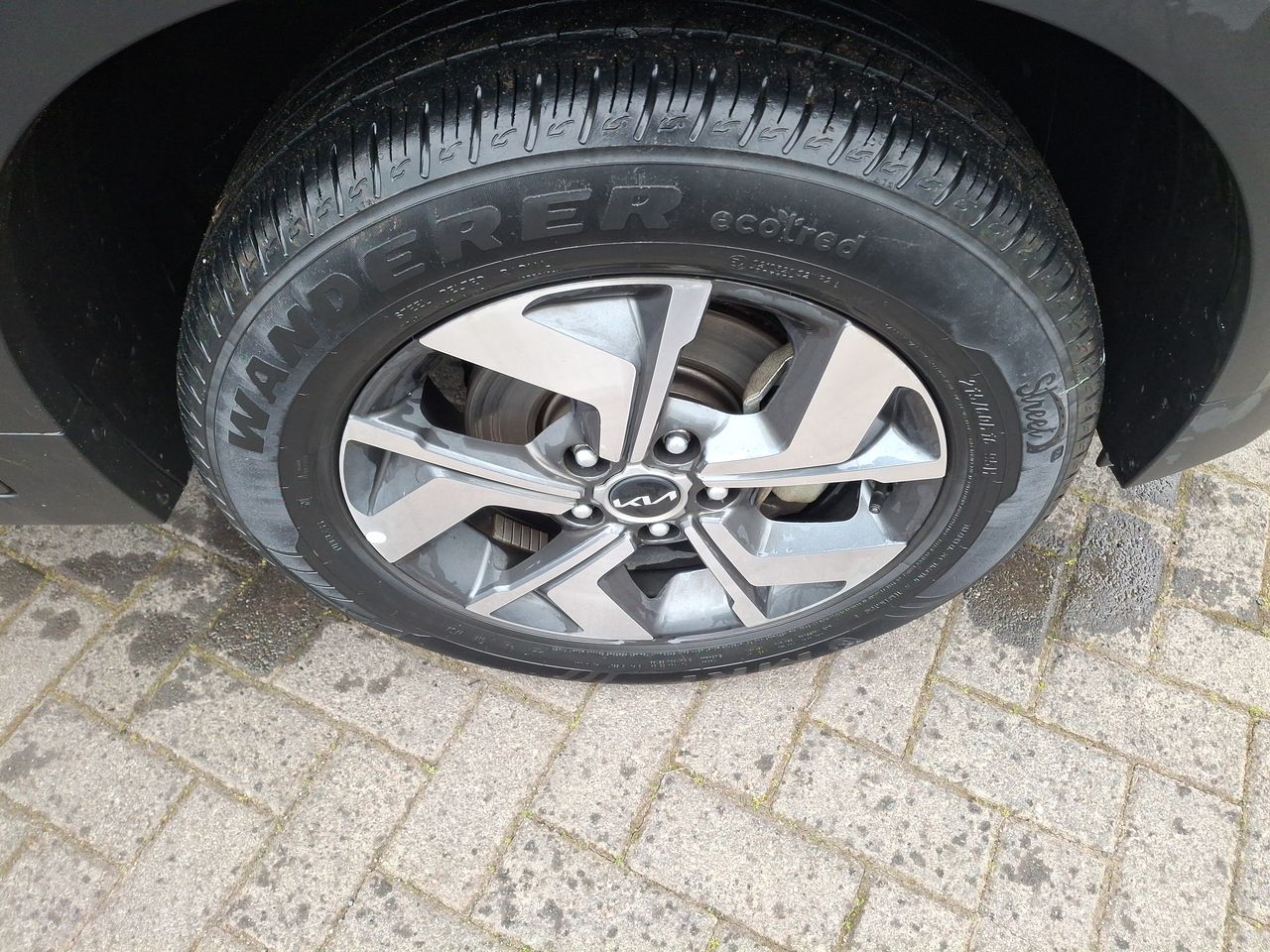 KIA Sonet — foto 18 de 36