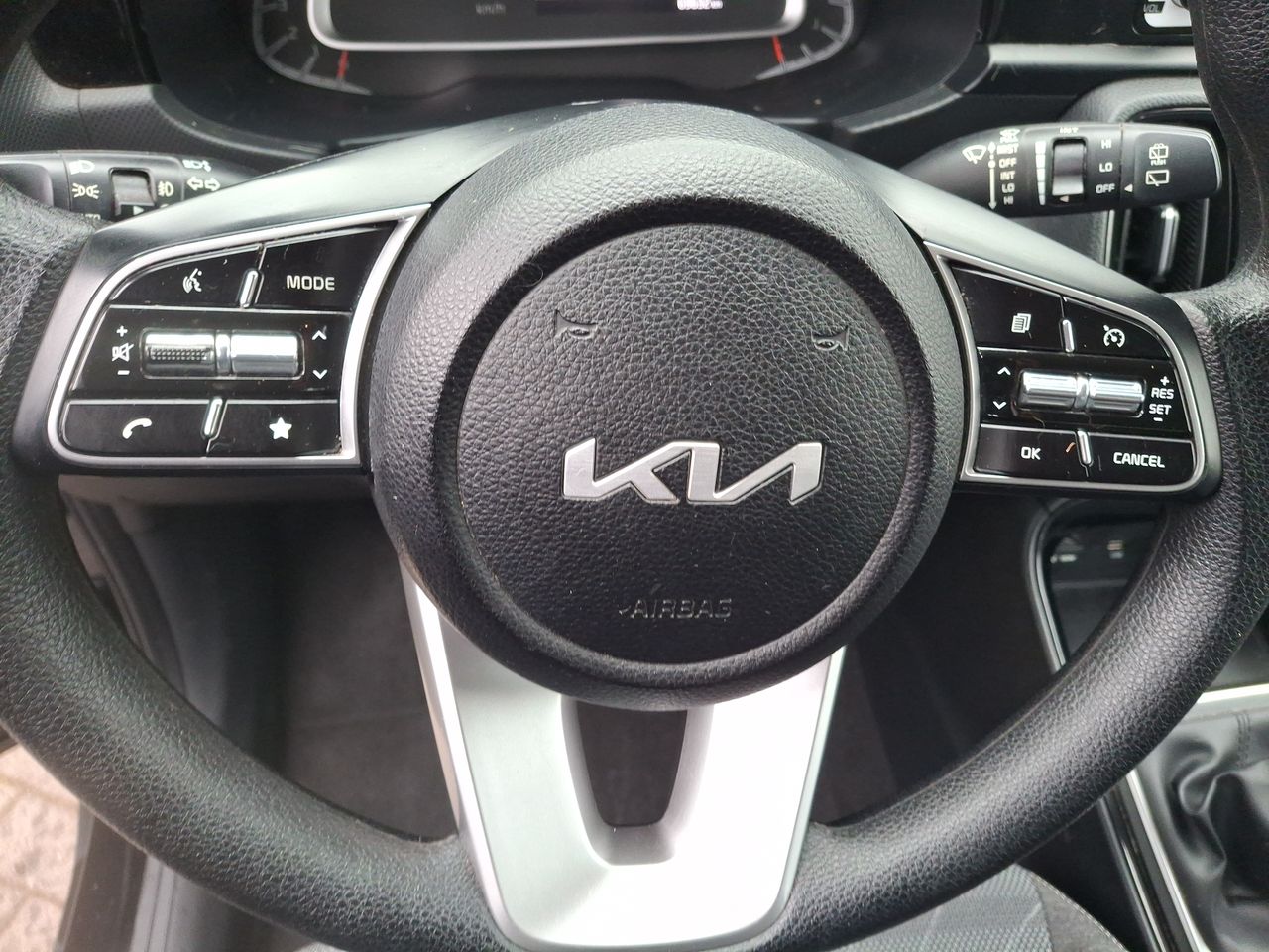 KIA Sonet — foto 27 de 36