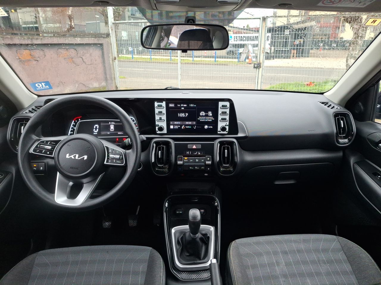 KIA Sonet — foto 33 de 36