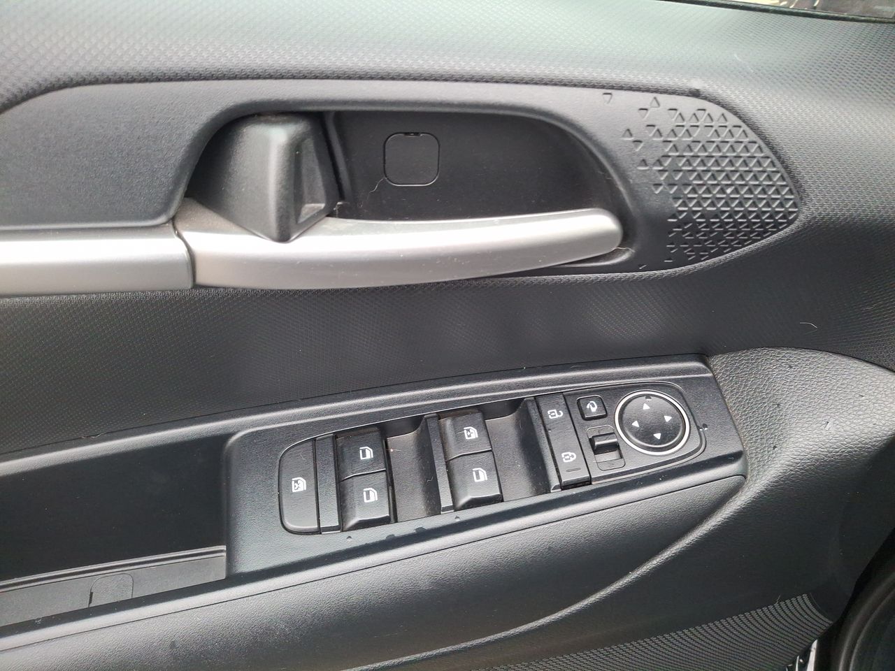 KIA Sonet — foto 23 de 36