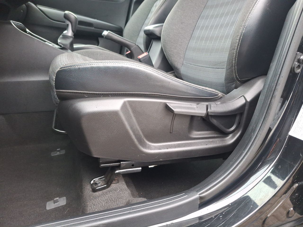 KIA Sonet — foto 24 de 36