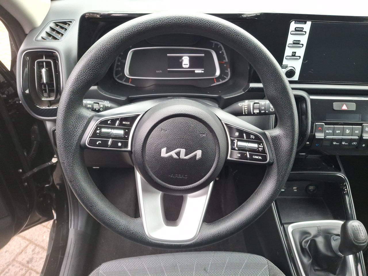 KIA Sonet — foto 26 de 36