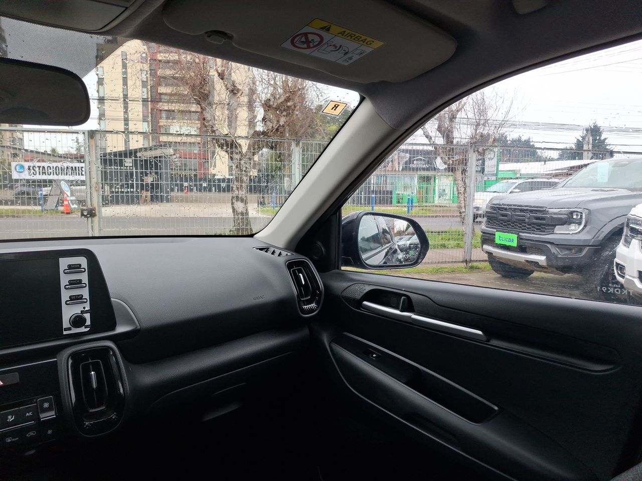 KIA Sonet — foto 11 de 36