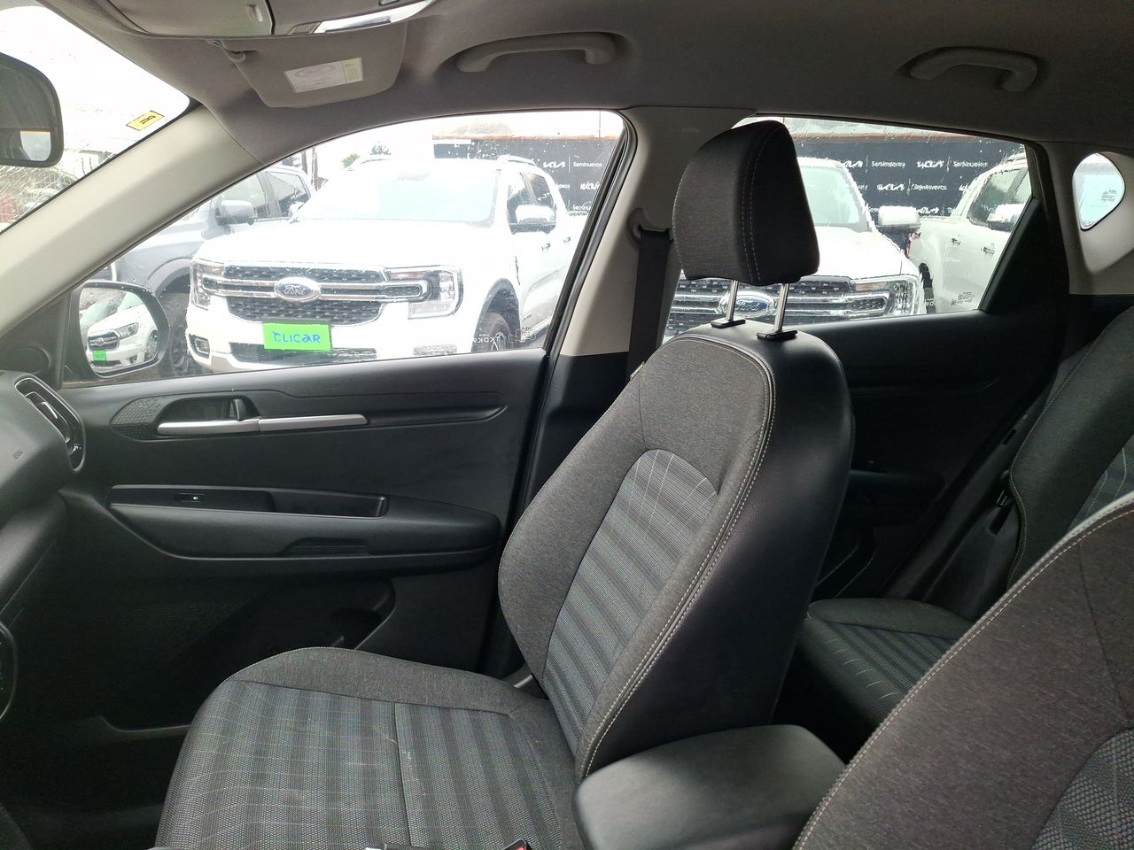 KIA Sonet — foto 12 de 36
