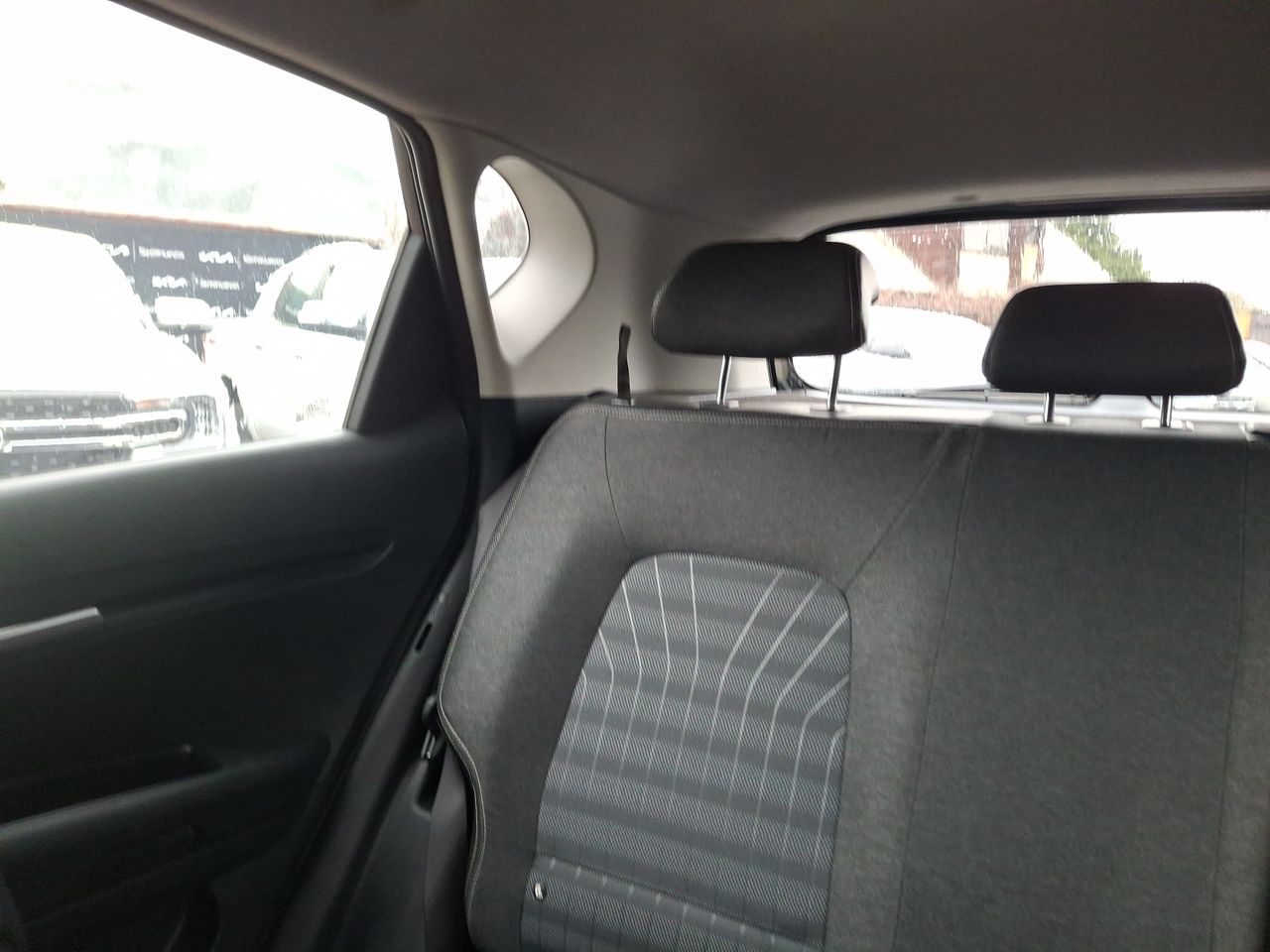 KIA Sonet — foto 13 de 36