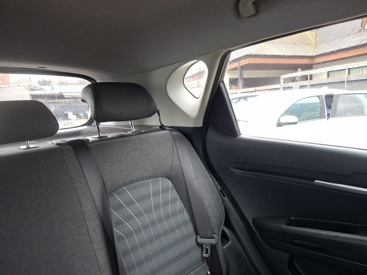 KIA Sonet — foto 15 de 36