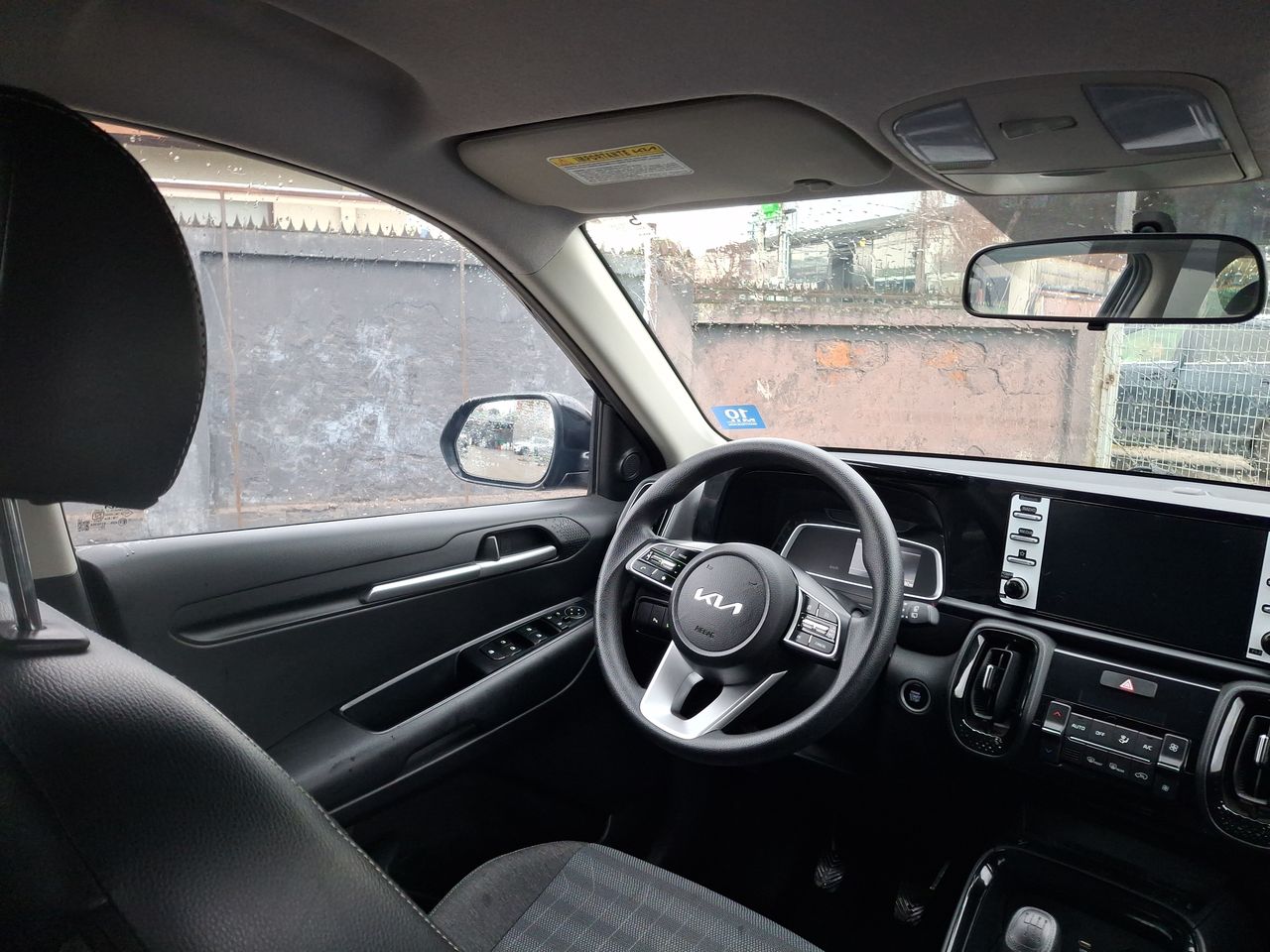 KIA Sonet — foto 17 de 36