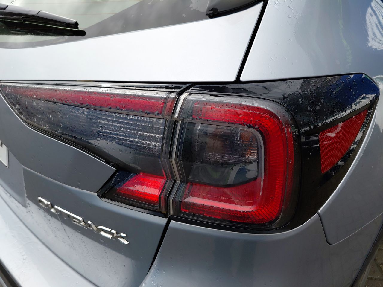 Subaru Outback — foto 18 de 34