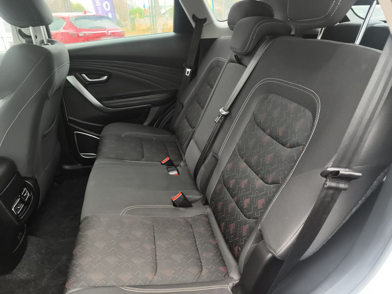 Jetour X70 — foto 13 de 34