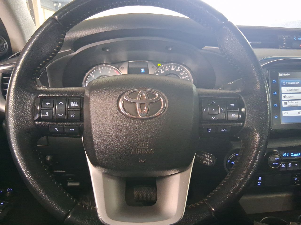 Toyota Hilux — foto 27 de 36