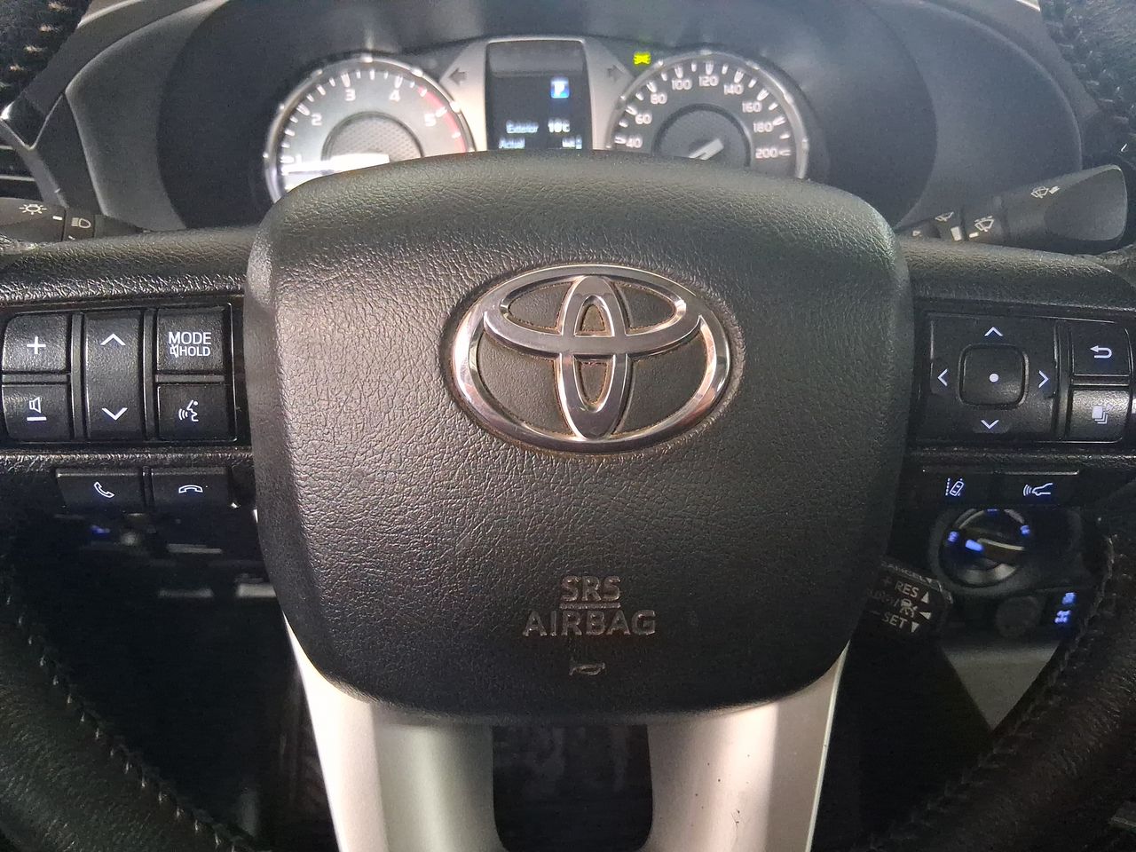 Toyota Hilux — foto 28 de 36