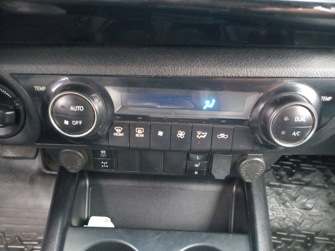 Toyota Hilux — foto 30 de 35