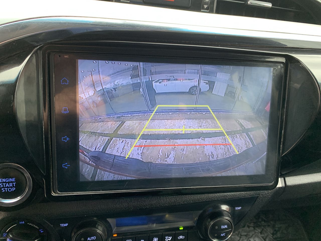 Toyota Hilux — foto 31 de 36