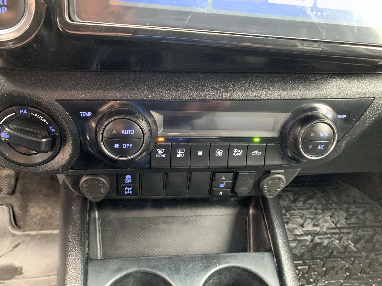 Toyota Hilux — foto 32 de 36