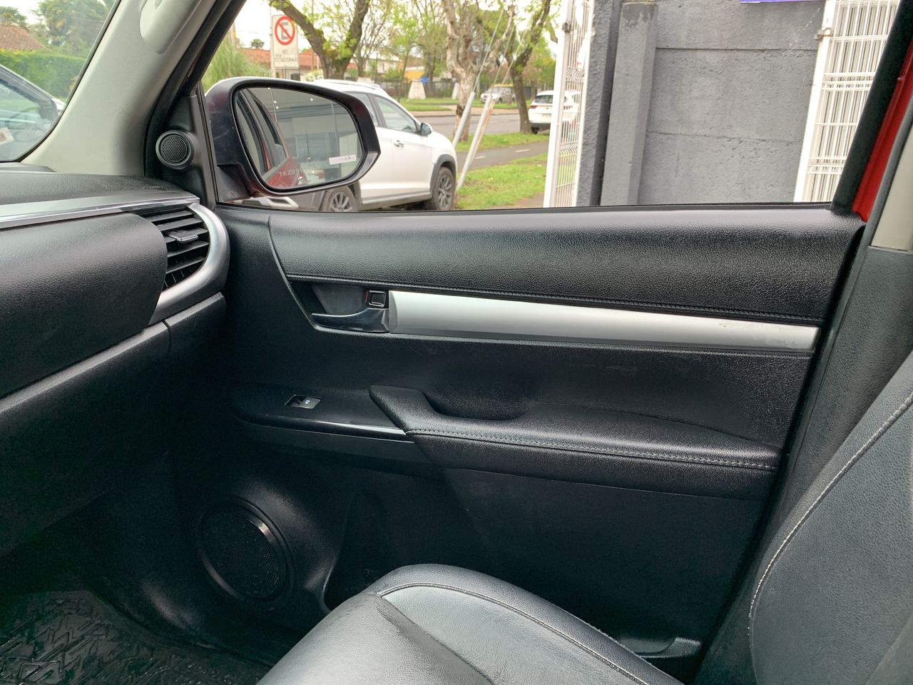 Toyota Hilux — foto 10 de 36