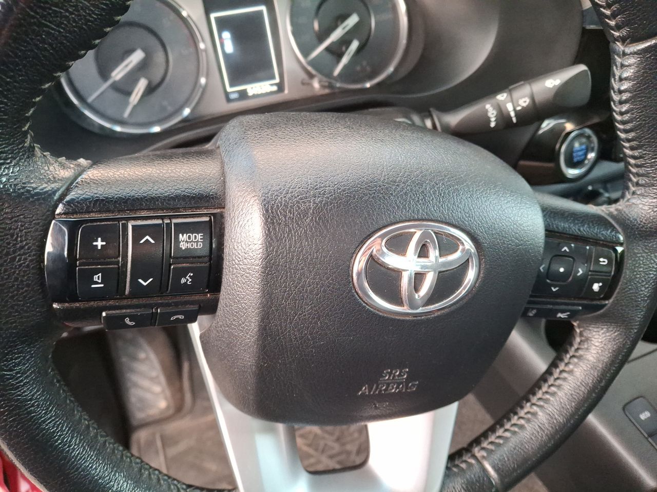 Toyota Hilux — foto 27 de 36