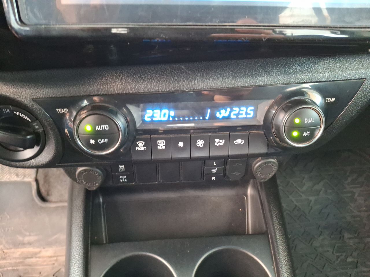 Toyota Hilux — foto 31 de 36