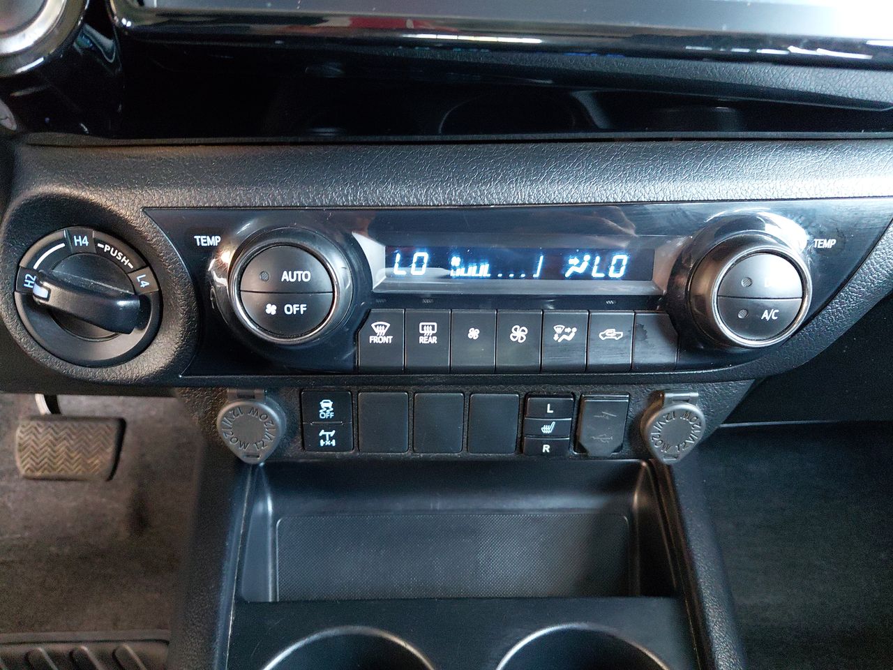 Toyota Hilux — foto 30 de 35