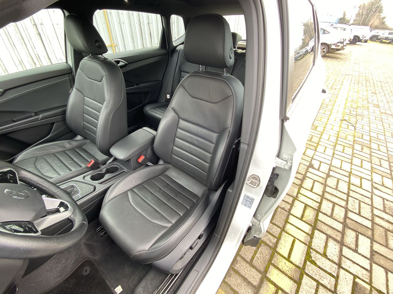Volkswagen Taos — foto 25 de 36