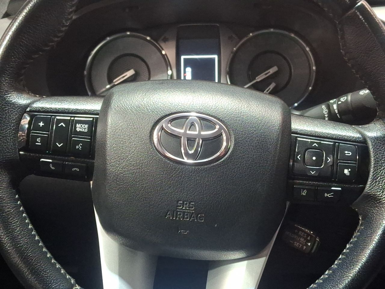 Toyota Hilux — foto 26 de 35