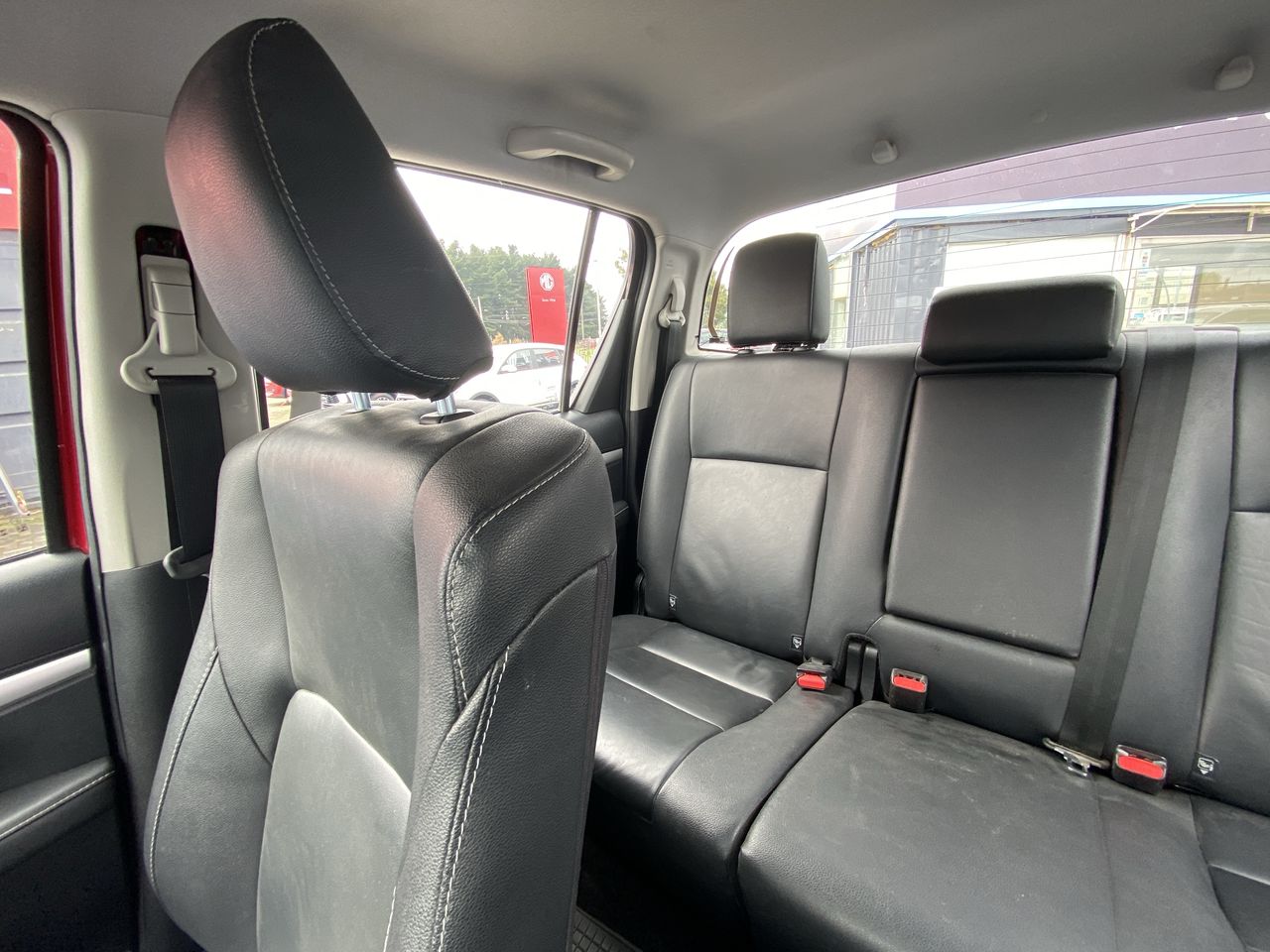 Toyota Hilux — foto 13 de 36