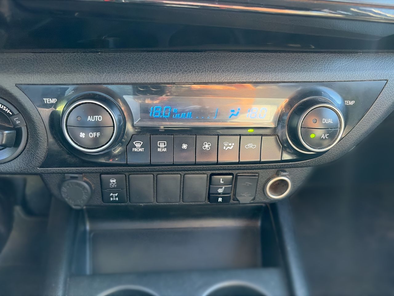 Toyota Hilux — foto 27 de 28