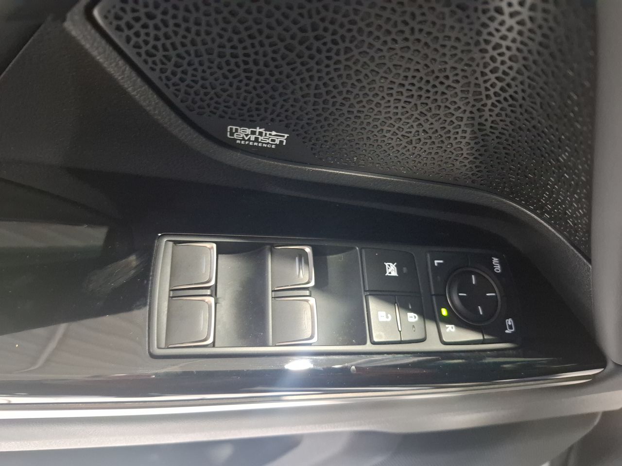 LEXUS - 20