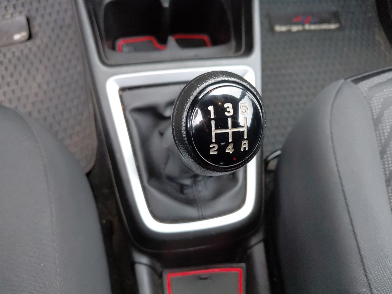 Suzuki Swift — foto 21 de 25