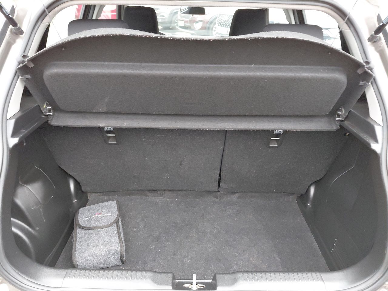 Suzuki Swift — foto 11 de 25