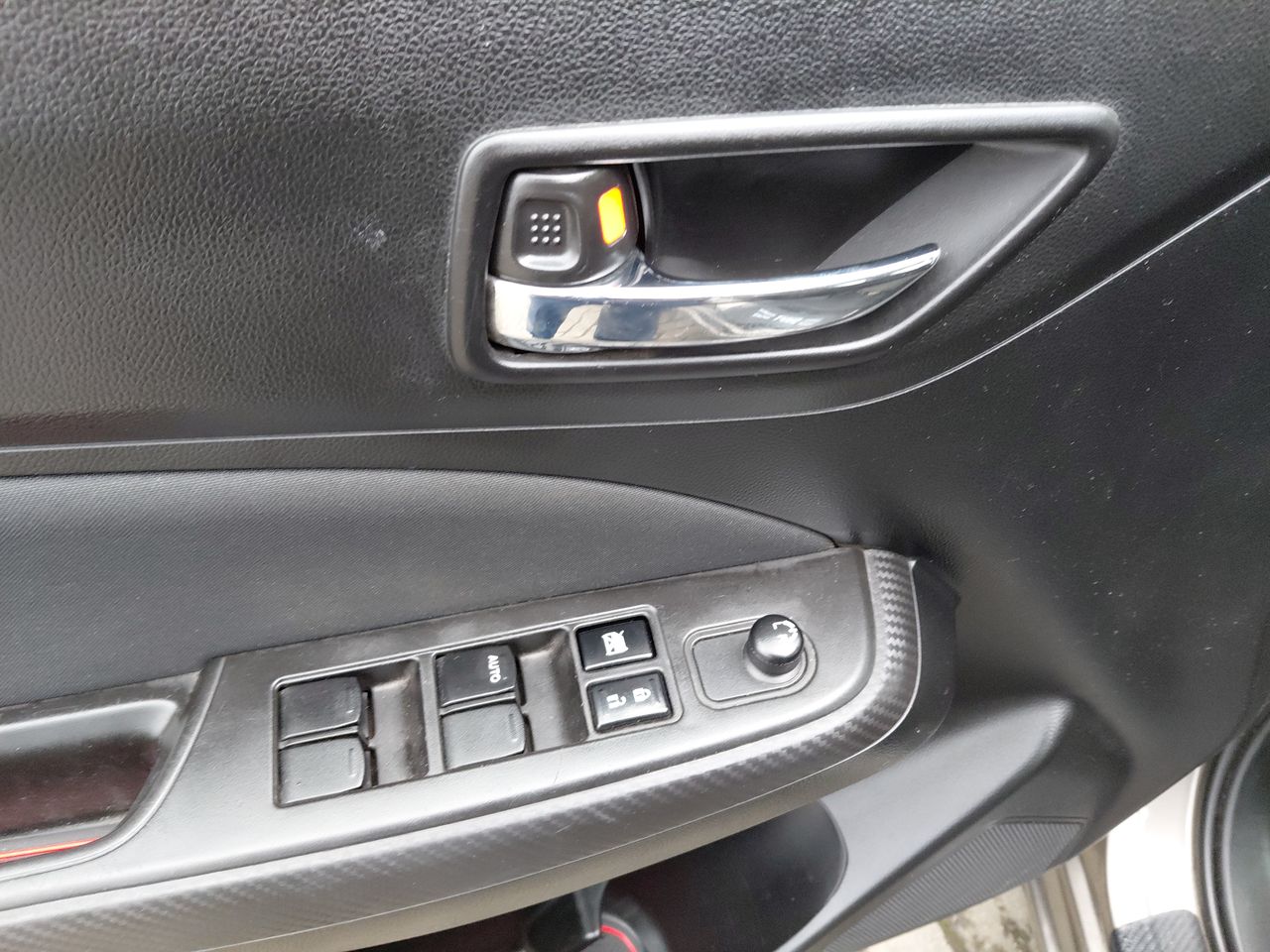 Suzuki Swift — foto 12 de 25