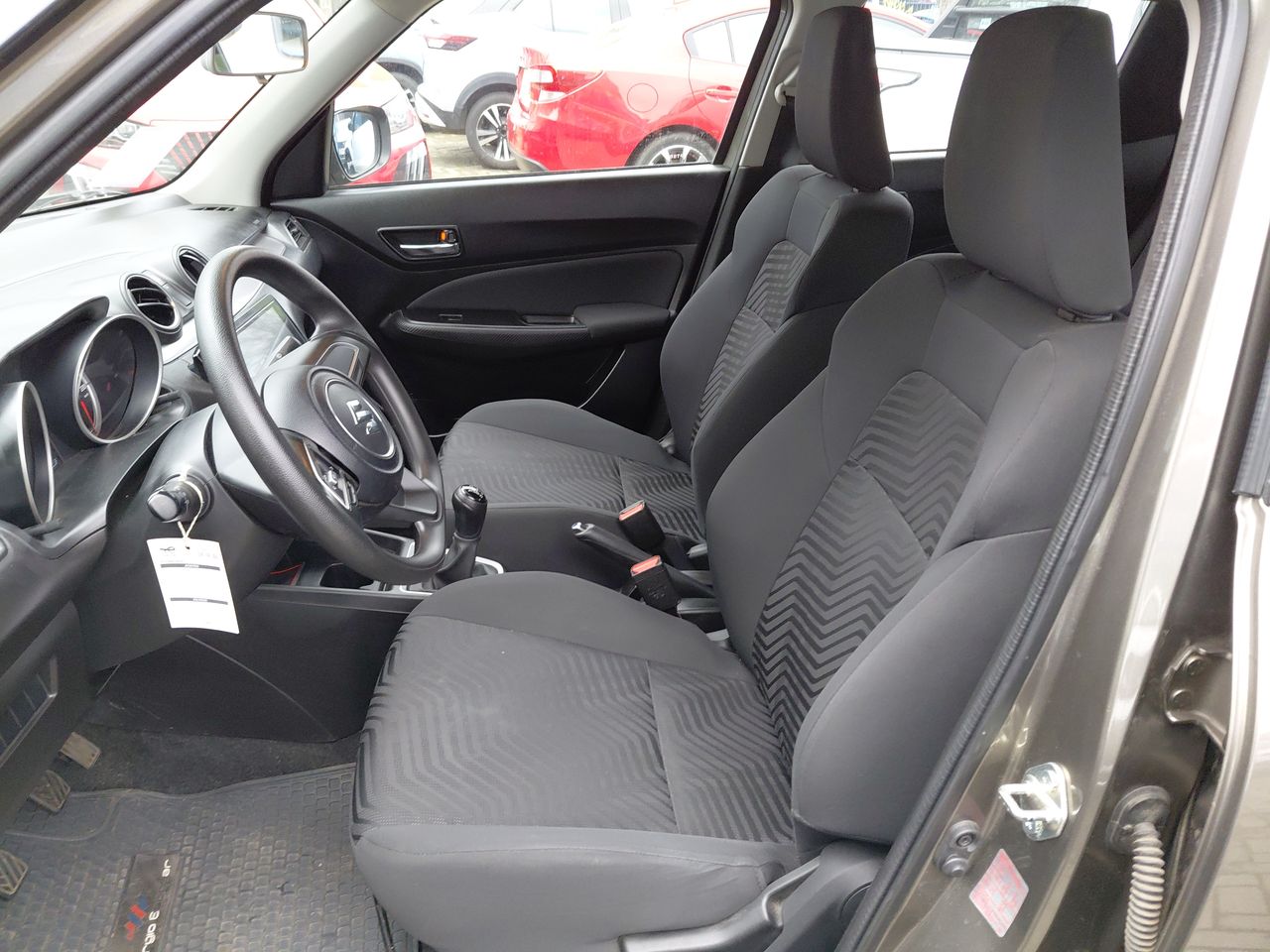 Suzuki Swift — foto 14 de 25