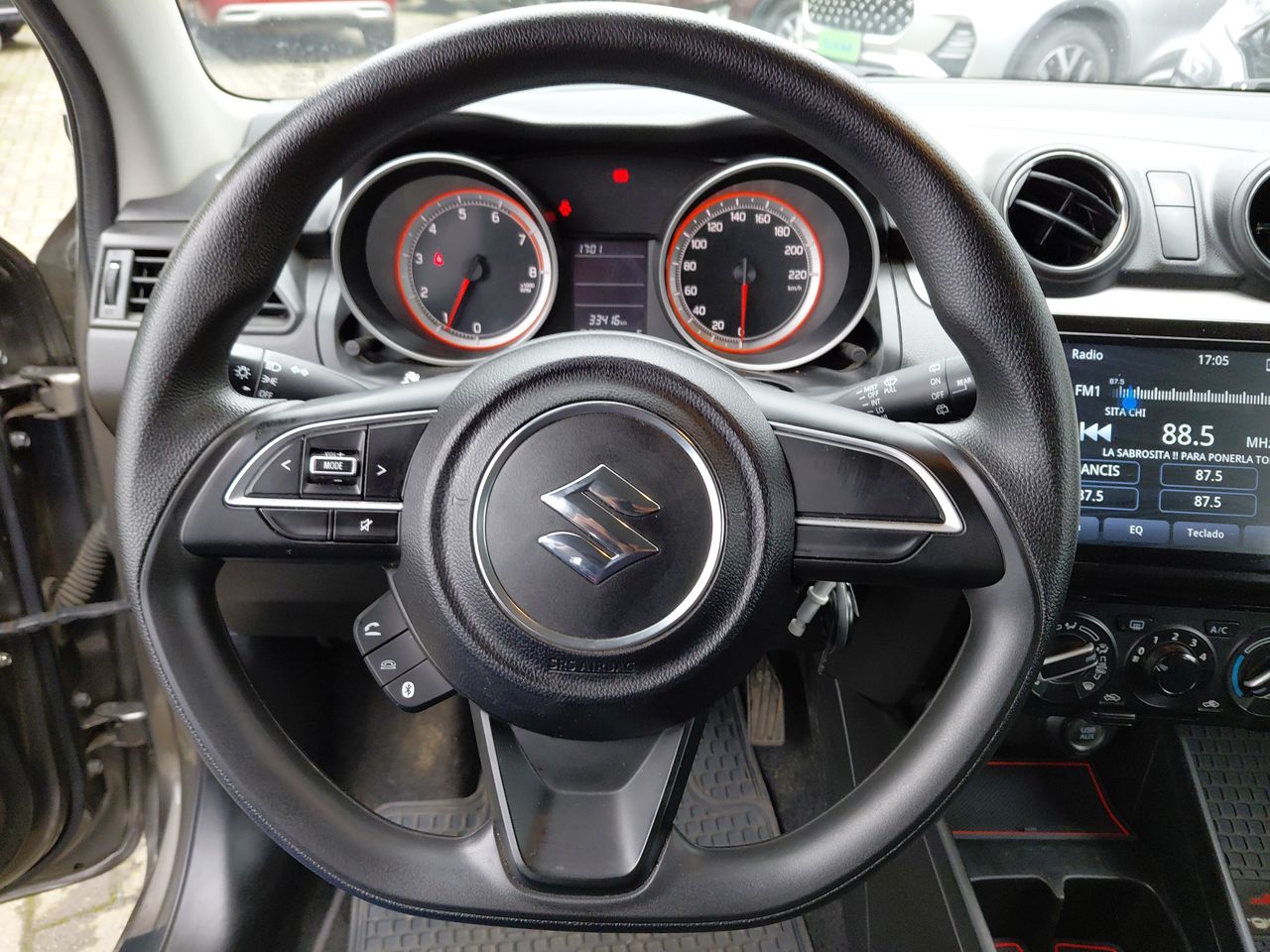 Suzuki Swift — foto 15 de 25