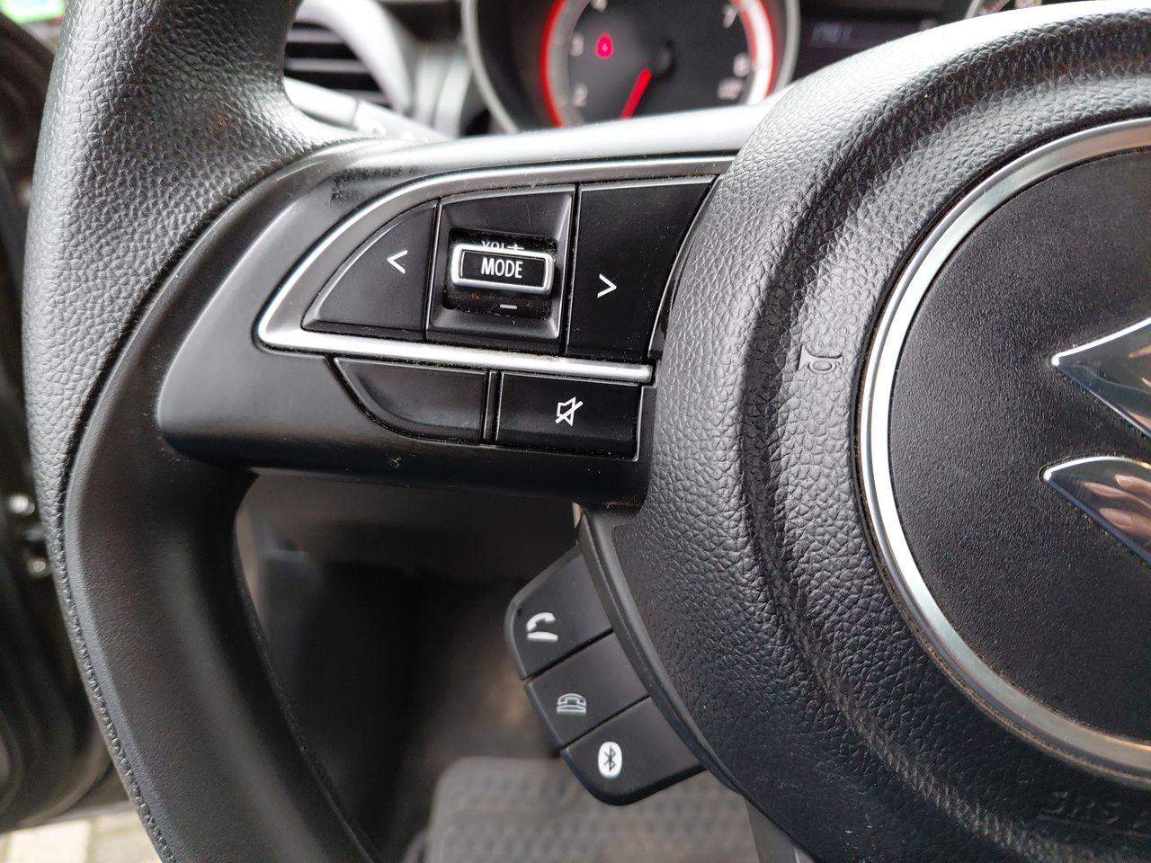 Suzuki Swift — foto 16 de 25