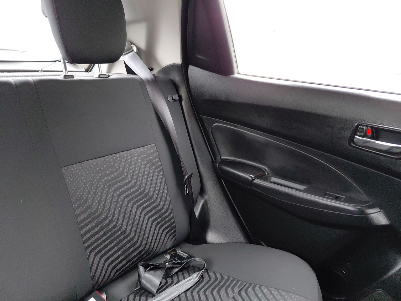 Suzuki Swift — foto 6 de 25