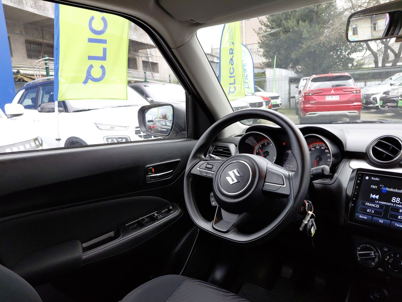 Suzuki Swift — foto 7 de 25