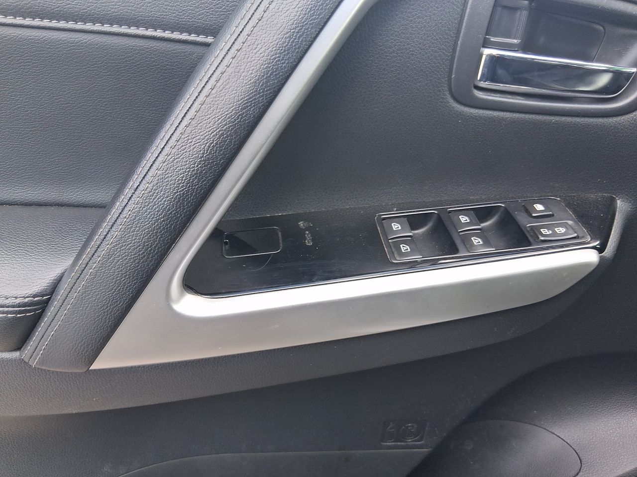 Mitsubishi Montero Sport — foto 24 de 38