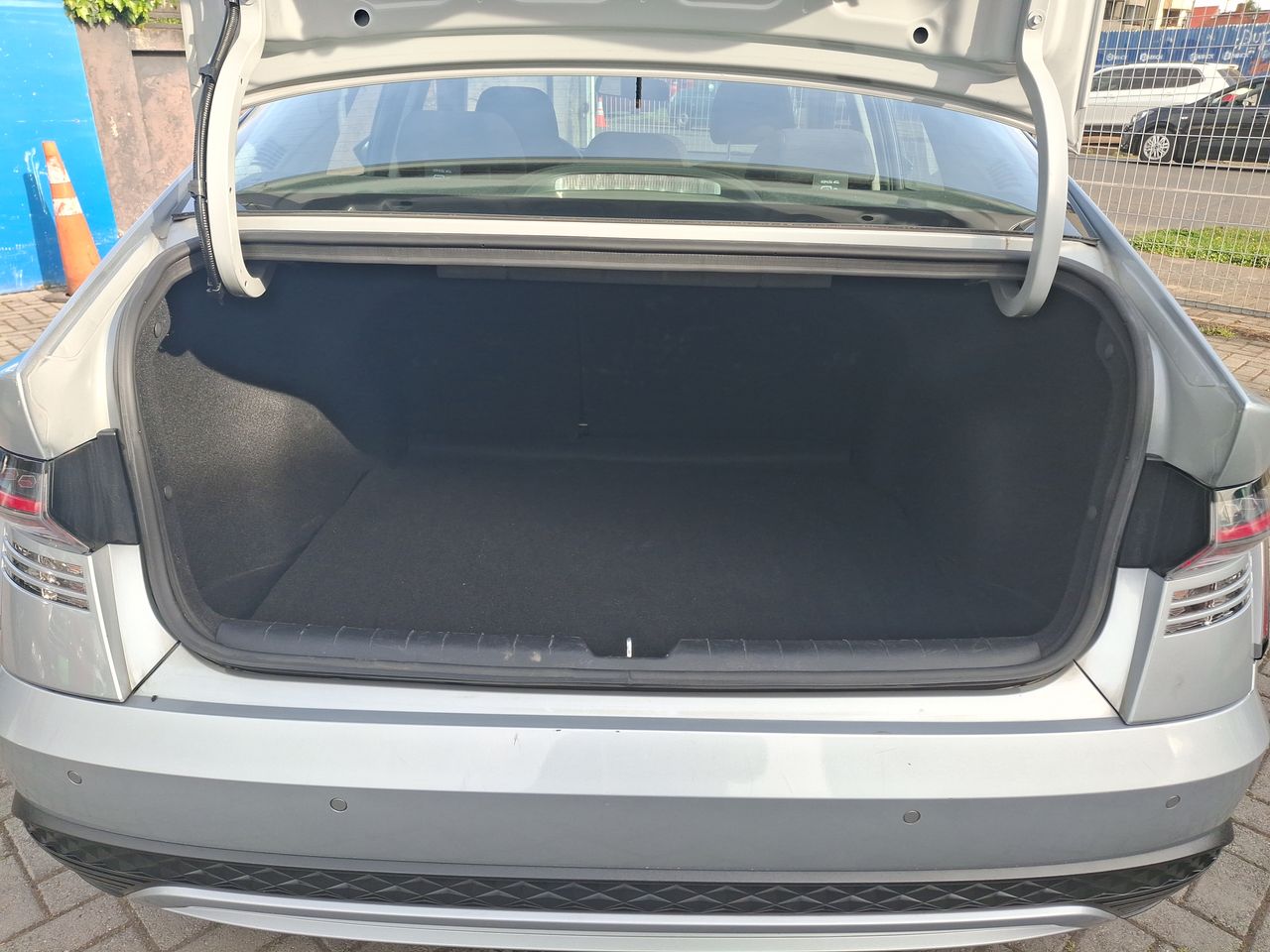HYUNDAI - 20