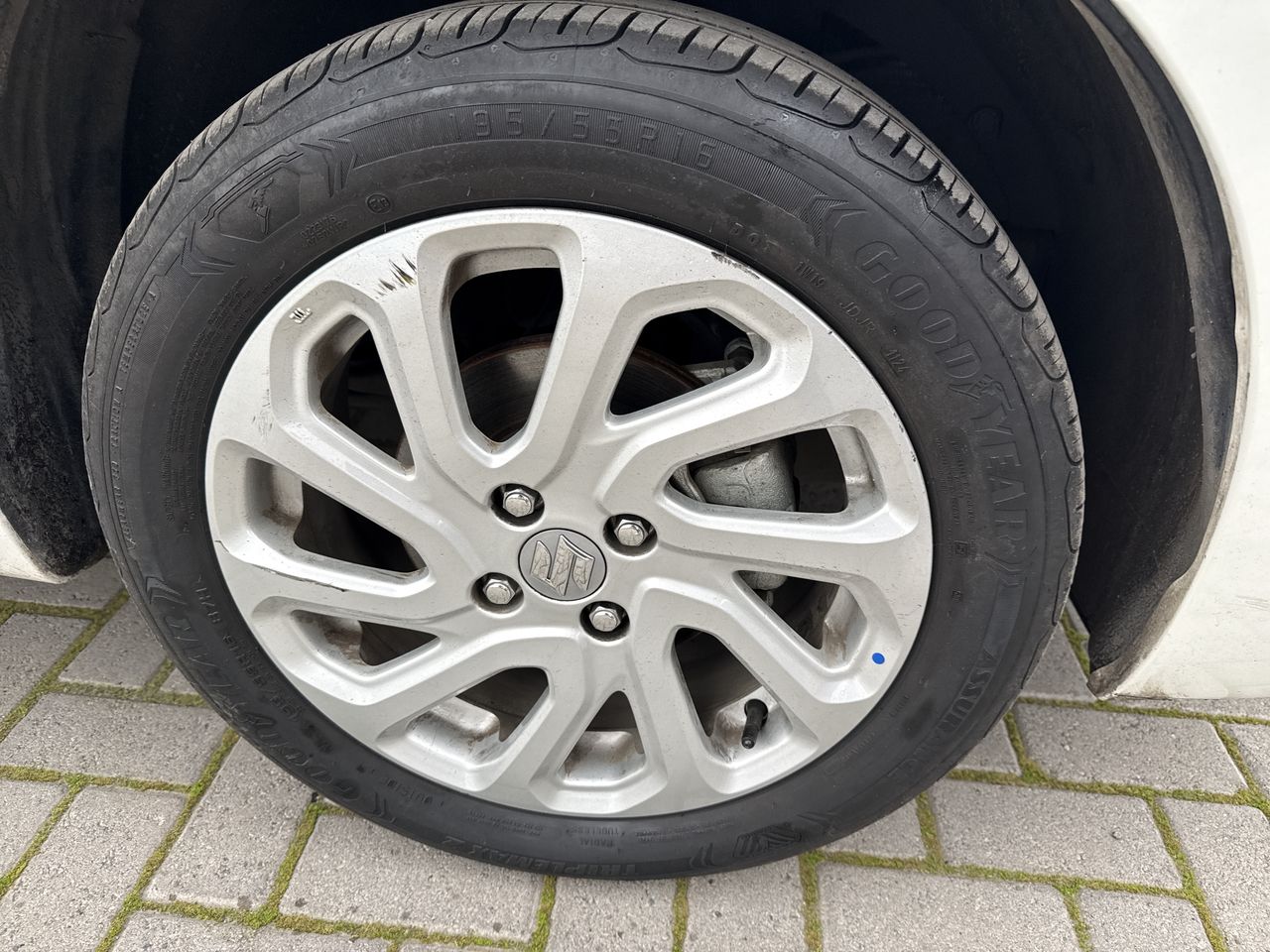 Suzuki Baleno — foto 18 de 35