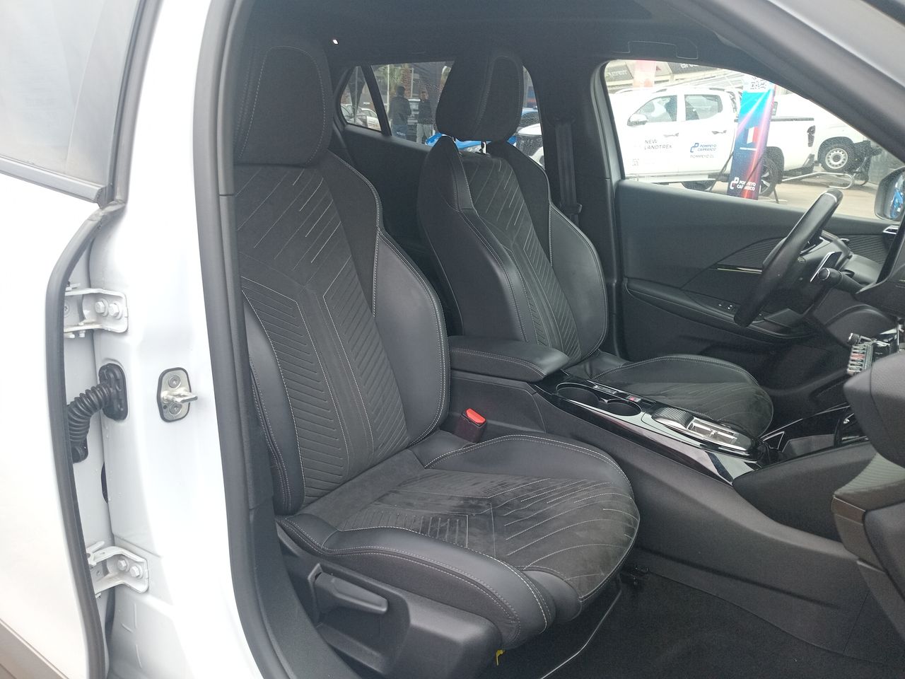 Peugeot 2008 — foto 26 de 28