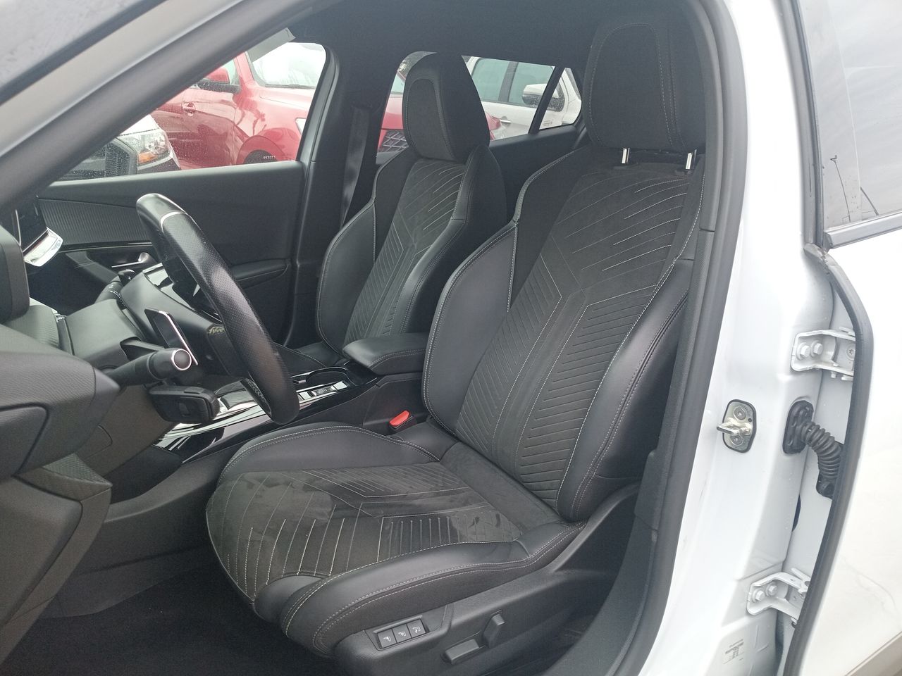 Peugeot 2008 — foto 16 de 28